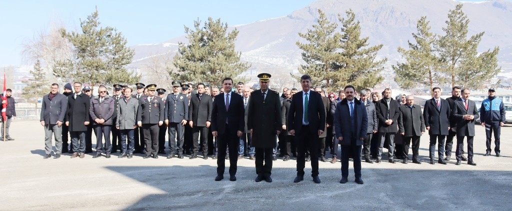 PASİNLER'İN KURTULUŞUNUN 107. YILDÖNÜMÜ ÇELENK SUNMA PROGRAMI DÜZENLENDİ